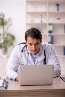 Teletıp konseptinde genç doktor