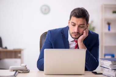 Ofiste çalışan genç işadamı.