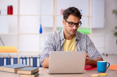 Salgın sırasında evden çalışan genç bir serbest çalışan.