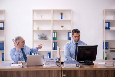 Ofiste çalışan iki meslektaşım.