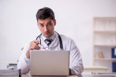 Teletıp konseptinde genç doktor