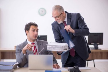 Ofiste çalışan iki meslektaşım.