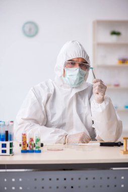 Genç kimyager uyuşturucu sentezi konsepti