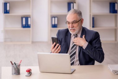 Ofiste çalışan eski patron.