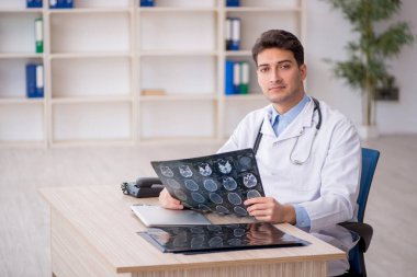 Klinikte çalışan genç bir radyolog.