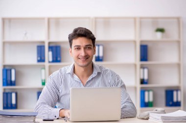 İş yerinde çalışan genç bir çalışan.