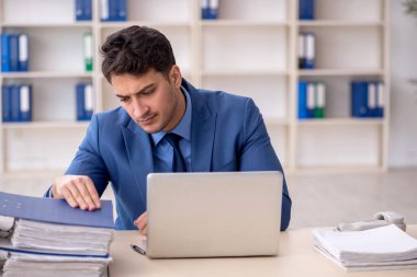 İş yerinde çalışan genç bir çalışan.