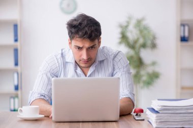 İş yerinde çalışan genç bir çalışan.