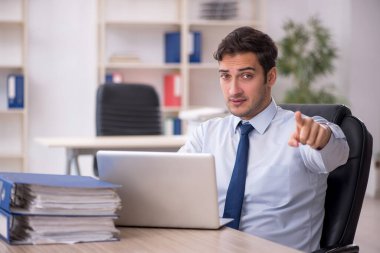 İş yerinde çalışan genç bir işadamı