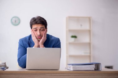 İş yerinde çalışan genç bir çalışan.