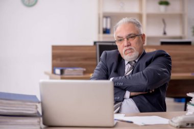 İş yerinde çalışan eski patron.