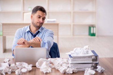 Beyin fırtınası konseptinde genç işadamı