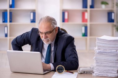 Eski bir işadamı ve ofiste çok fazla iş var.