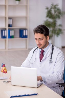 Teletıp konseptinde genç doktor