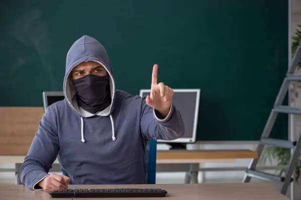 Junger Hacker Sitzt Klassenzimmer — Stockfoto