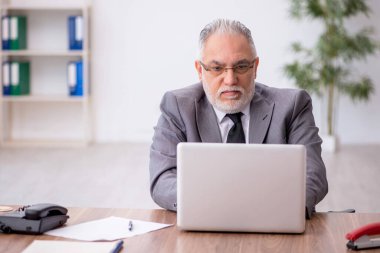 Ofiste çalışan eski bir çalışan.