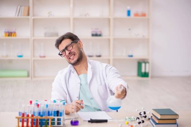 Laboratuvarda çalışan genç bir kimyager.