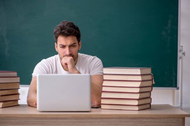 Sınıfta oturan genç öğrenci.