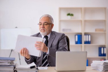 Ofiste çalışan eski bir işadamı.