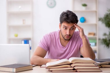 Sınıfta sınava hazırlanan genç bir öğrenci.