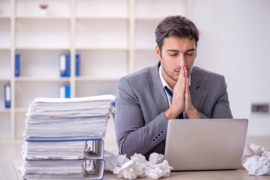 Beyin fırtınası konseptinde genç çalışan