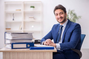 Ofiste çalışan genç bir çalışan.