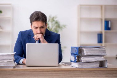 Ofiste çalışan genç bir çalışan.