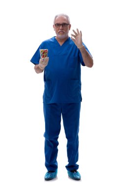 Yaşlı doktor beyaza izole edilmiş haplar önerdi.