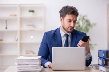 Ofiste çalışan genç bir çalışan.