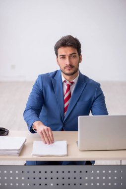 Ofiste çalışan genç bir çalışan.