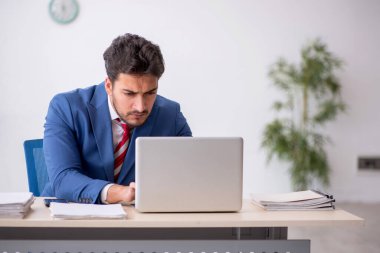 Ofiste çalışan genç bir çalışan.