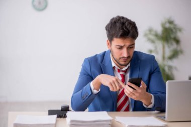 Ofiste çalışan genç bir çalışan.