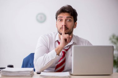 Ofiste çalışan genç bir çalışan.