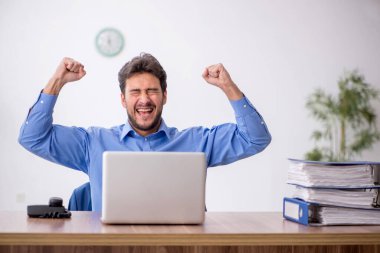 Ofiste çalışan genç bir çalışan.