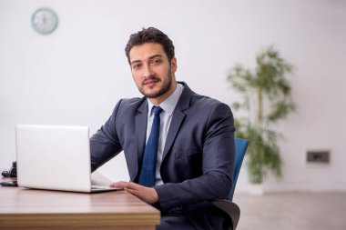 Ofiste çalışan genç bir çalışan.