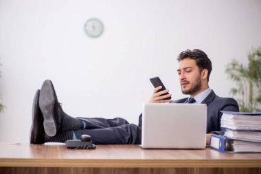 Ofiste çalışan genç bir çalışan.