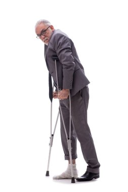 Koltuk değnekleri beyaz olan eski erkek patron.