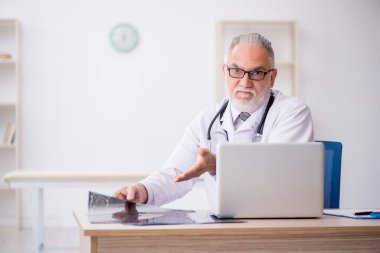 Hastanede çalışan yaşlı bir radyoloji uzmanı.