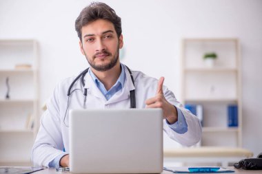 Teletıp konseptinde genç doktor