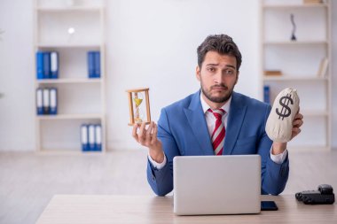 Maaş konsepti genç çalışanı