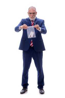 Yaşlı kriminolog beyazda izole edildi