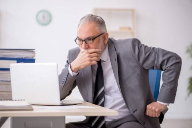 Old employee unhappy with excessive work at workplace