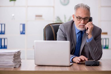 Ofiste çalışan eski bir çalışan.