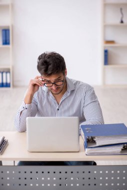 Ofiste çalışan genç bir çalışan.