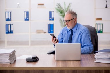 Ofiste çalışan eski bir çalışan.