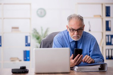 Ofiste çalışan eski bir çalışan.