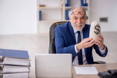 Eski maaş konsepti çalışanı.