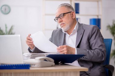 Ofiste çalışan eski bir çalışan.