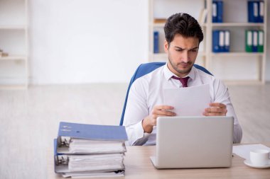 Ofiste çalışan genç bir çalışan.