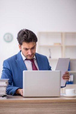 Ofiste çalışan genç bir çalışan.